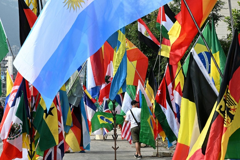 Venda das bandeiras dos países que participam da Copa do Mundo 2026, em Beirute, no Líbano. — Foto: Joseph EID / AFP