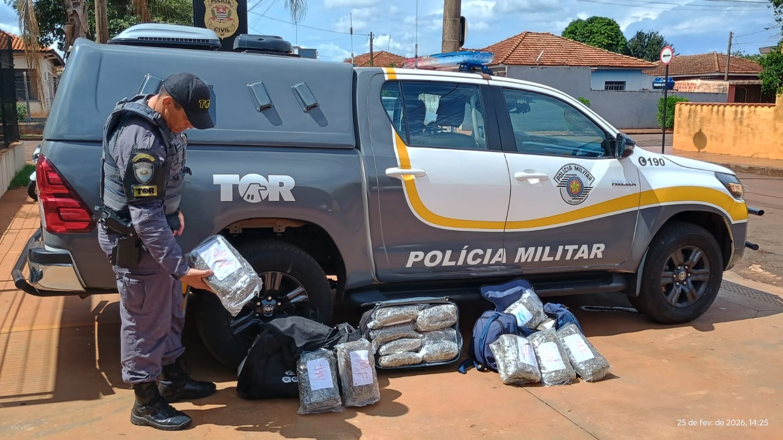 Bolivianos são presos com mais de 30 quilos de drogas em ônibus na Rodovia Raposo Tavares em Palmital