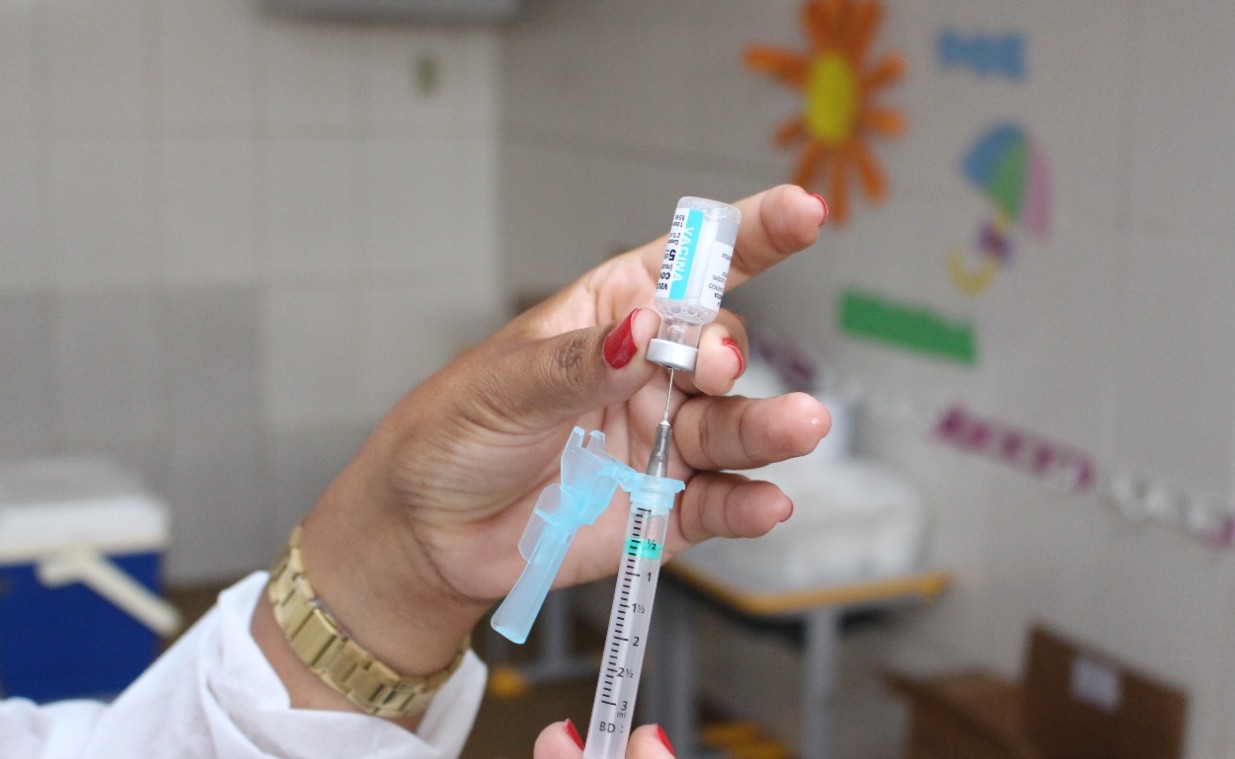 Prefeituras promovem campanha de atualização da caderneta vacinal; triagem para tratamento de varizes também é oferecida