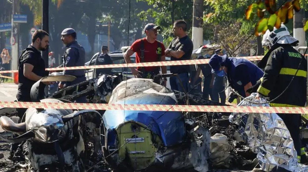 Na manhã de 7 de fevereiro, uma aeronave de pequeno porte caiu no bairro da Barra Funda, na capital paulista; duas pessoas a bordo do avião morreram. — Foto: REUTERS/Tuane Fernandes