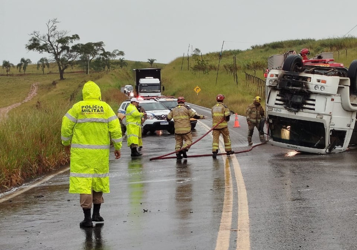 Caminhão bate em carro de passeio e pega fogo na MG-353 