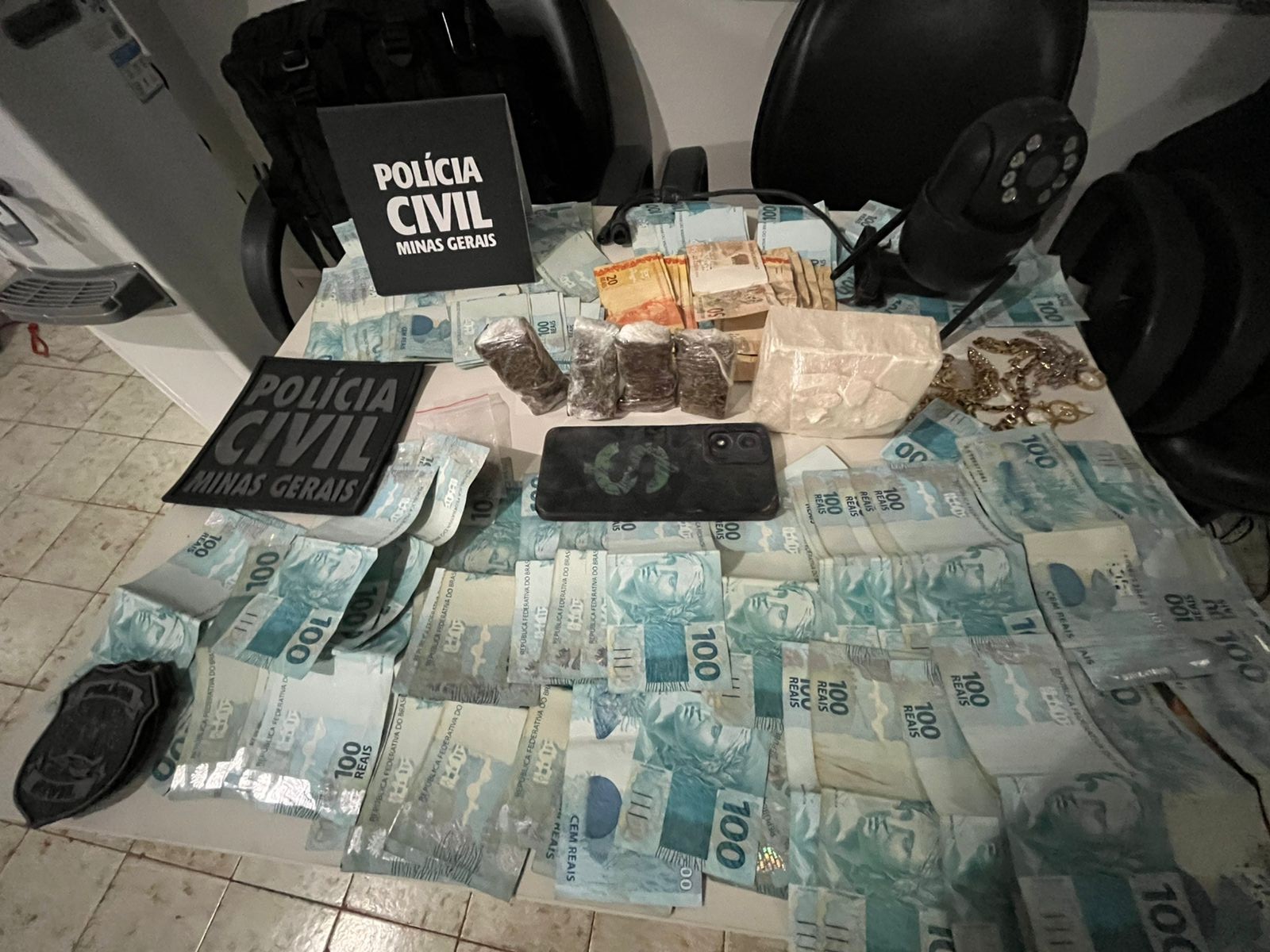 Polícia Civil apreende cerca de R$ 19 mil e drogas em operação de combate ao tráfico em Taiobeiras; VÍDEO