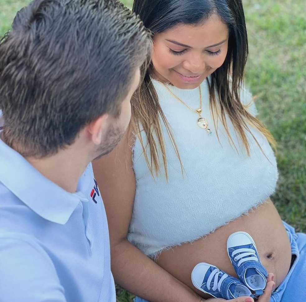 Karle Cristina Vieira estava grávida de 39 semanas. Ela e o bebê morreram no Hospital e Maternidade Dona Regina.  Foto: Reprodução/Redes Sociais