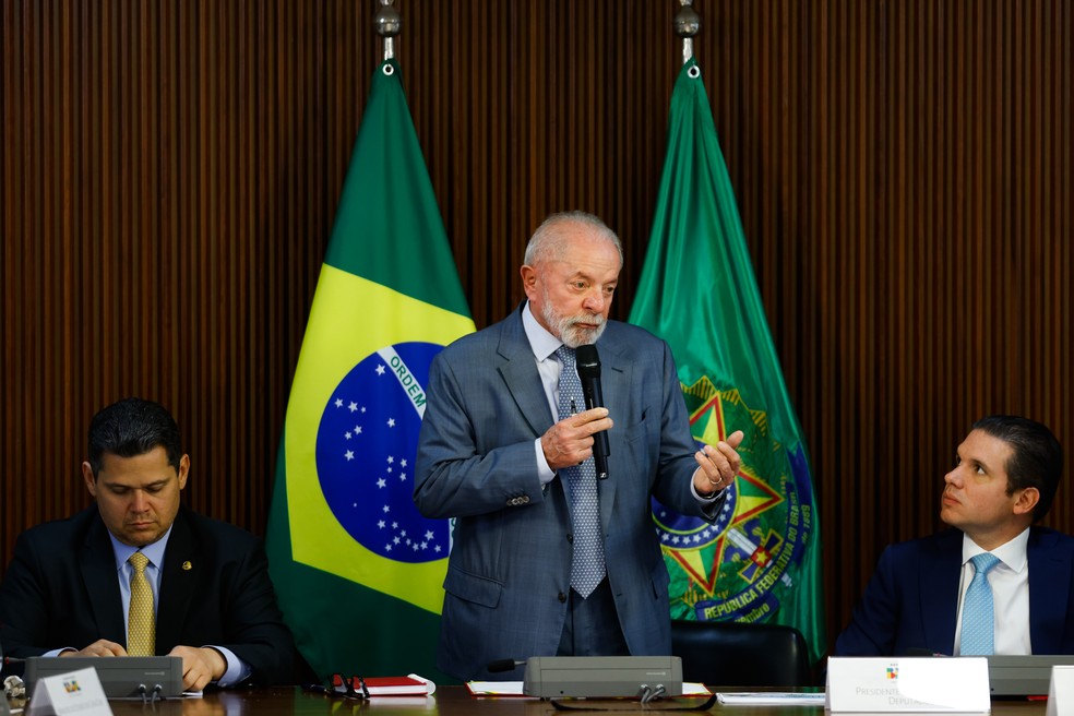 O presidente da República, Luiz Inácio Lula da Silva (PT)(c), entre os presidentes do Senado, Davi Alcolumbre (União Brasi-AP)(e), e da Câmara dos Deputados, Hugo Motta (Republicanos- PB), durante a cerimônia de assinatura da medida provisória da reforma do setor elétrico, no Palácio do Planalto, em Brasília (DF), nesta quarta-feira, 21 de maio de 2025. Pelas regras propostas, beneficiários da Nova Tarifa Social de Energia não vão pagar contas de luz com faixa de consumo de até 80 kWh. A mudança foi anunciada pelo Ministério de Minas e Energia (MME). — Foto: Wilton Junior/Estadão Conteúdo
