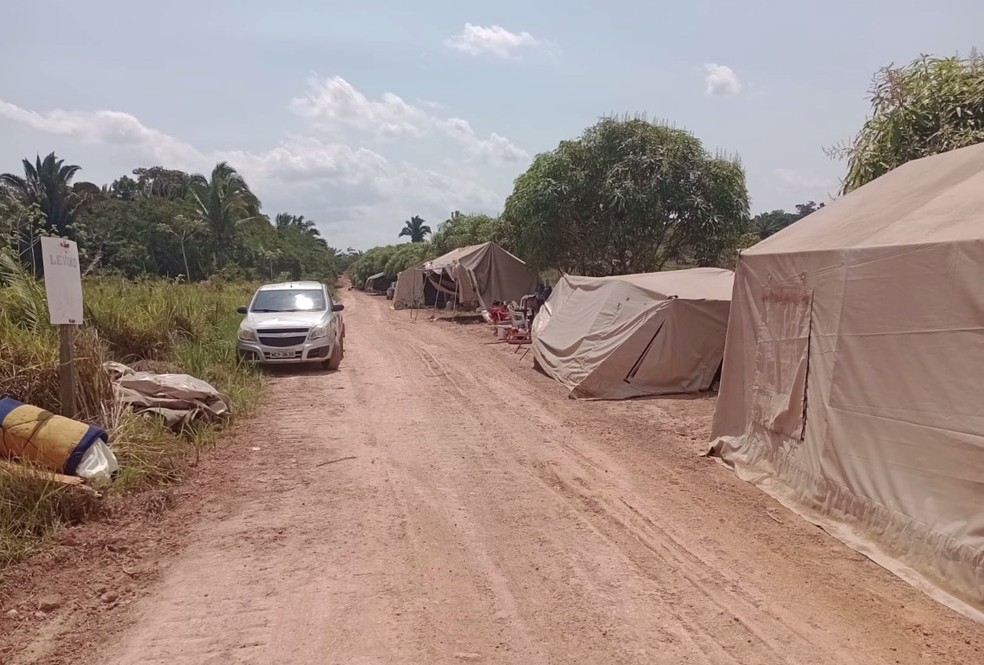 Famílias acampadas na estrada que dá acesso a região de conflito agrário em Porto Velho — Foto: Reprodução