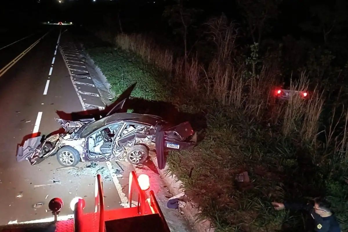 Pai e filho morrem após carro ser lançado no meio de pista e atingido por outro veículo na BR-262