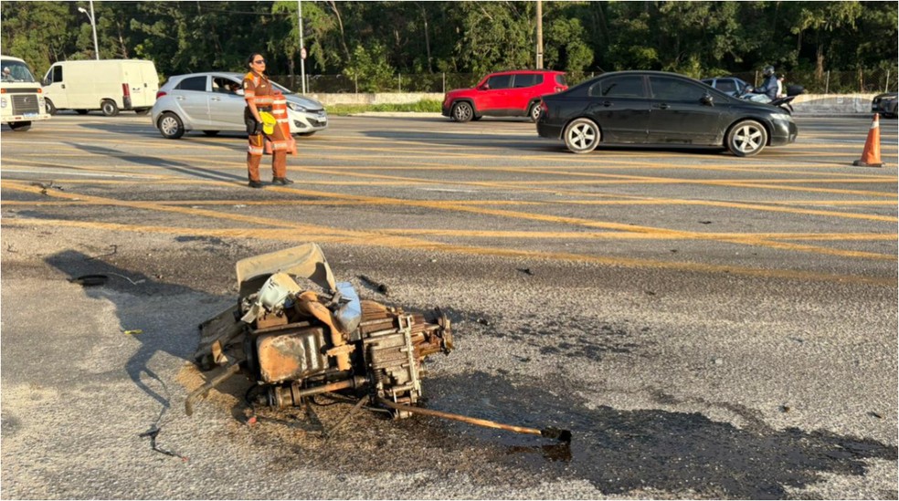 Acidente entre carro e caminhão carregando caçambas de entulho deixa 4 mortos em Taboão da Serra, na Grande SP — Foto: Ana Coutinho/TV Globo