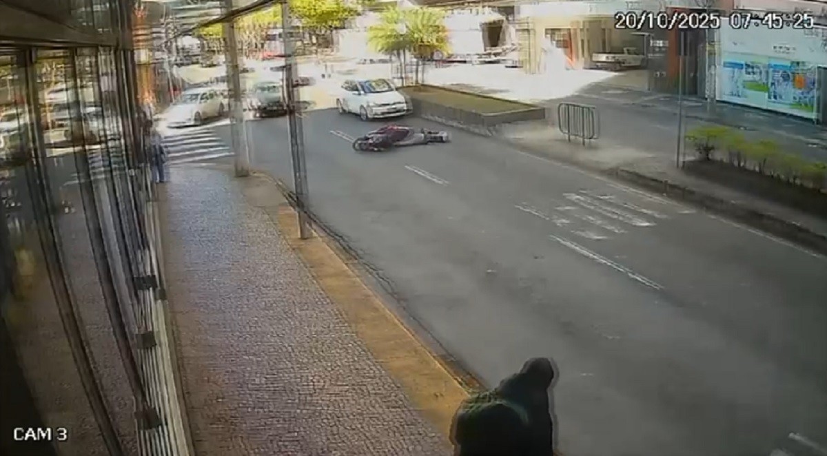 Motociclista é socorrida em estado grave após acidente na Itamar Franco, em Juiz de Fora; VÍDEO