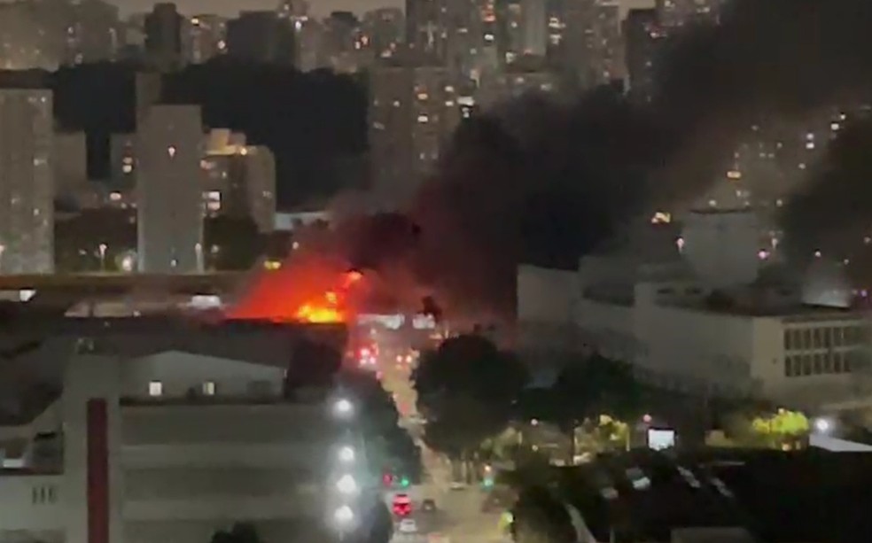 Incêndio atinge edificação comercial no Cambuci, na região central de São Paulo — Foto: Reprodução