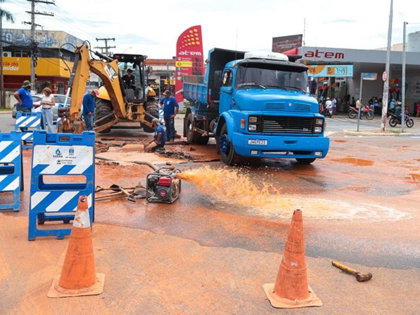 Bairros ficam sem abastecimento de água após adutora romper no Centro de Rio Branco