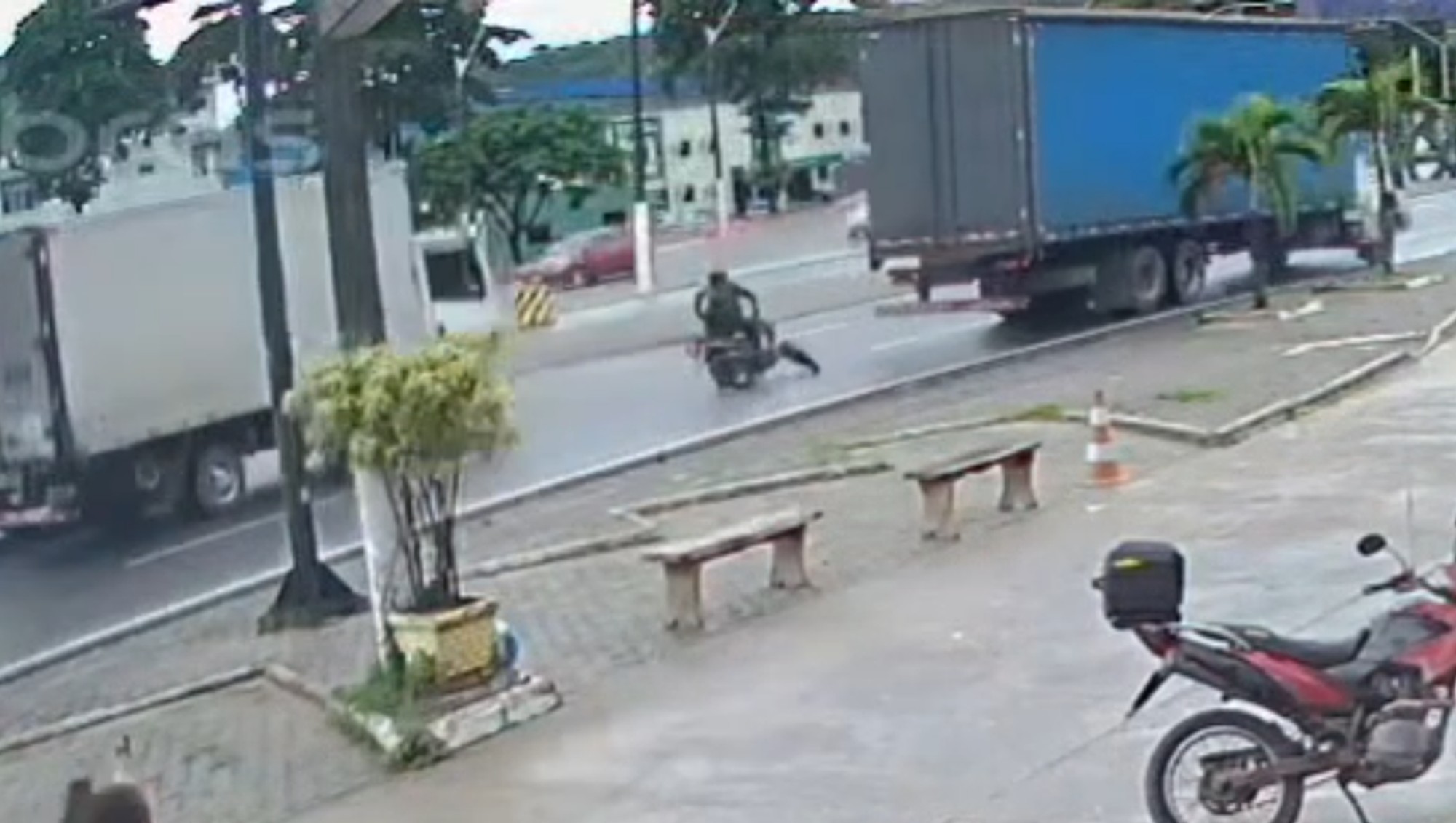 Motociclista morre atropelado por caminhão após cair na pista da BR-101; VÍDEO