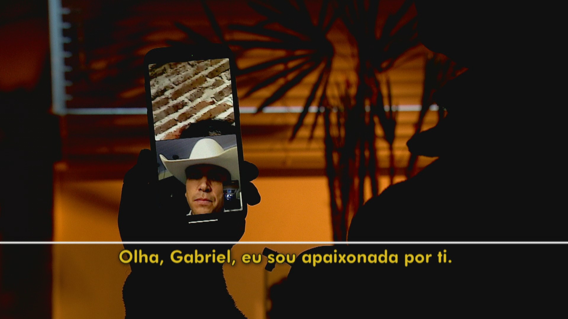 'Golpe do amor': golpistas se passam por cantor de baile da terceira idade; aposentada acreditou estar noiva 