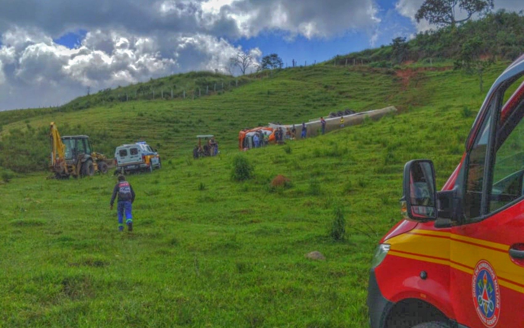 Caminhoneira de 38 anos morre após caminhão cair em ribanceira em Extrema, MG