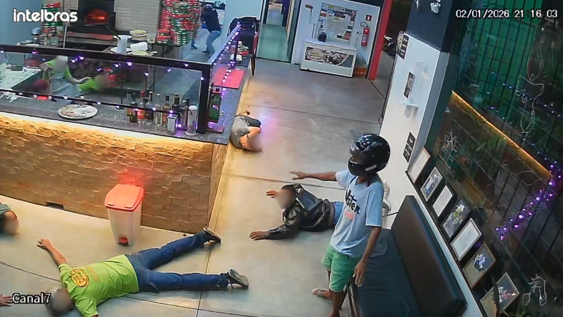 Polícia prende suspeitos de praticar roubo em pizzaria e obrigar clientes e funcionários a deitar no chão