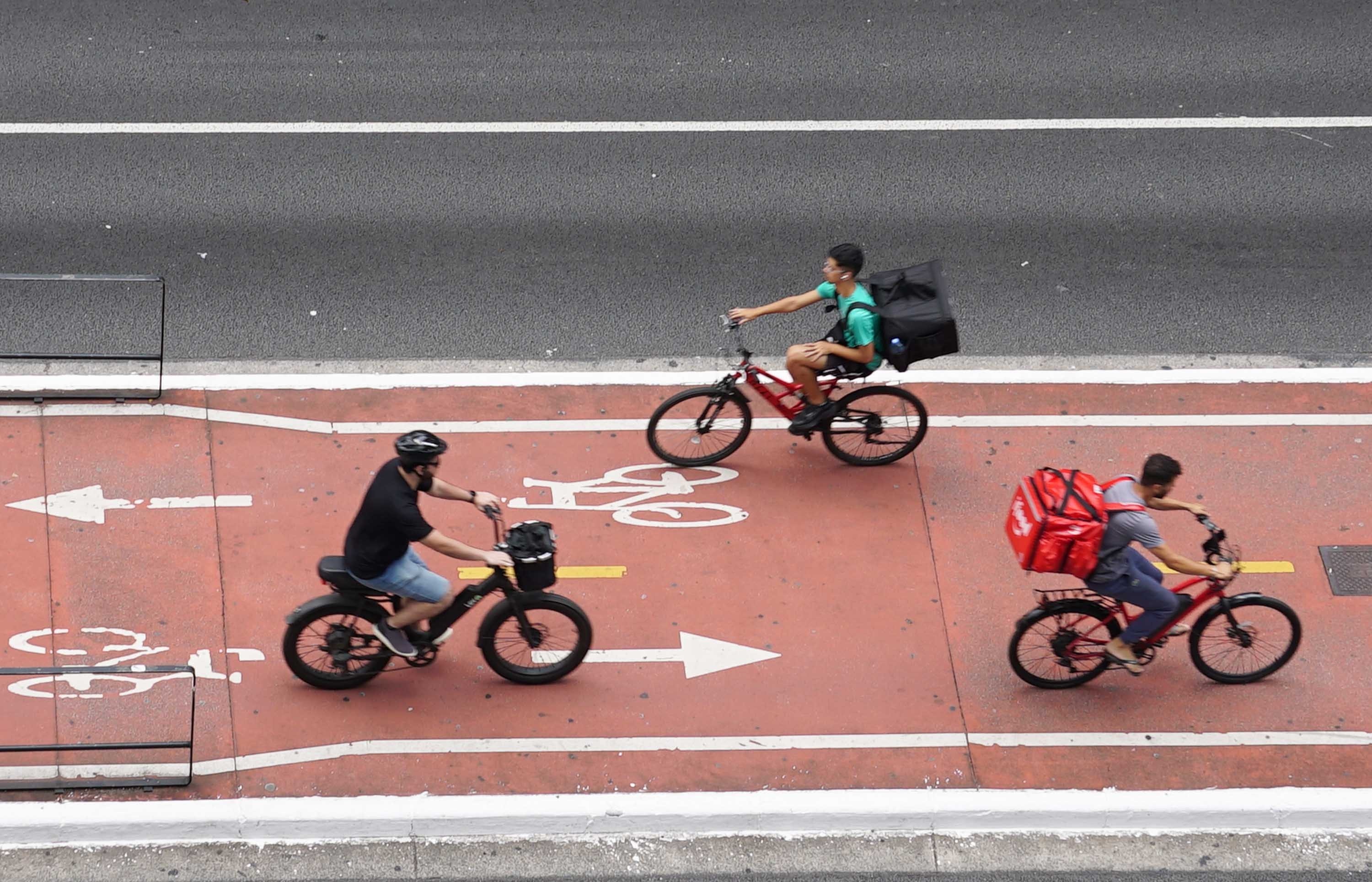Bicicletas elétricas e scooters ganham espaço na cidade de SP, e uso de bikes tradicionais cai
