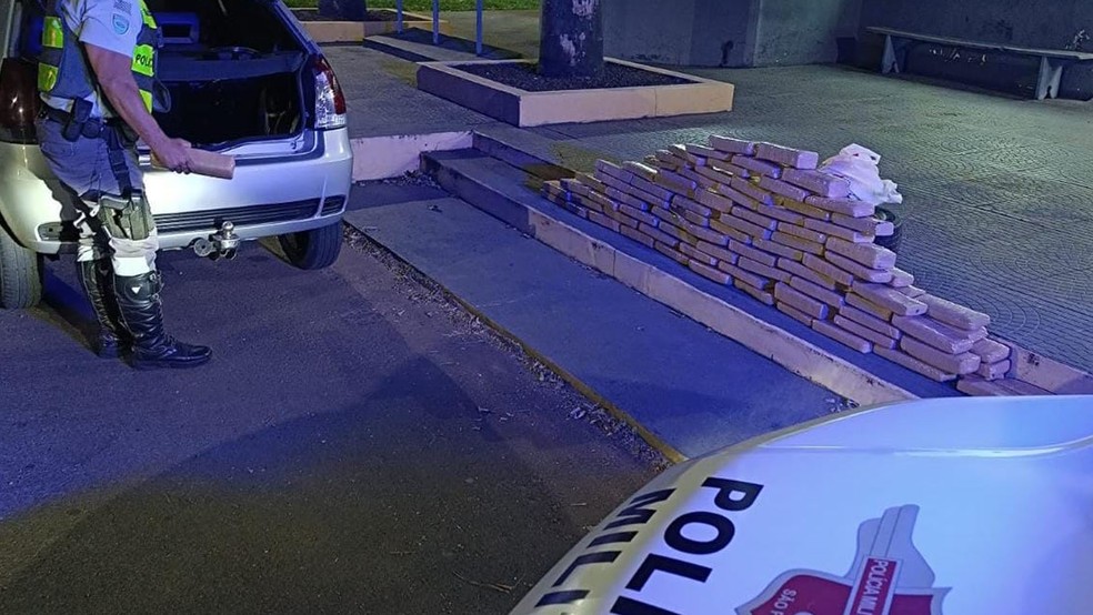 Carro ocupado por 5 pessoas, sendo 2 crianças, é apreendido com mais de 100 kg de maconha em Presidente Epitácio (SP) — Foto: Polícia Rodoviária/Reprodução