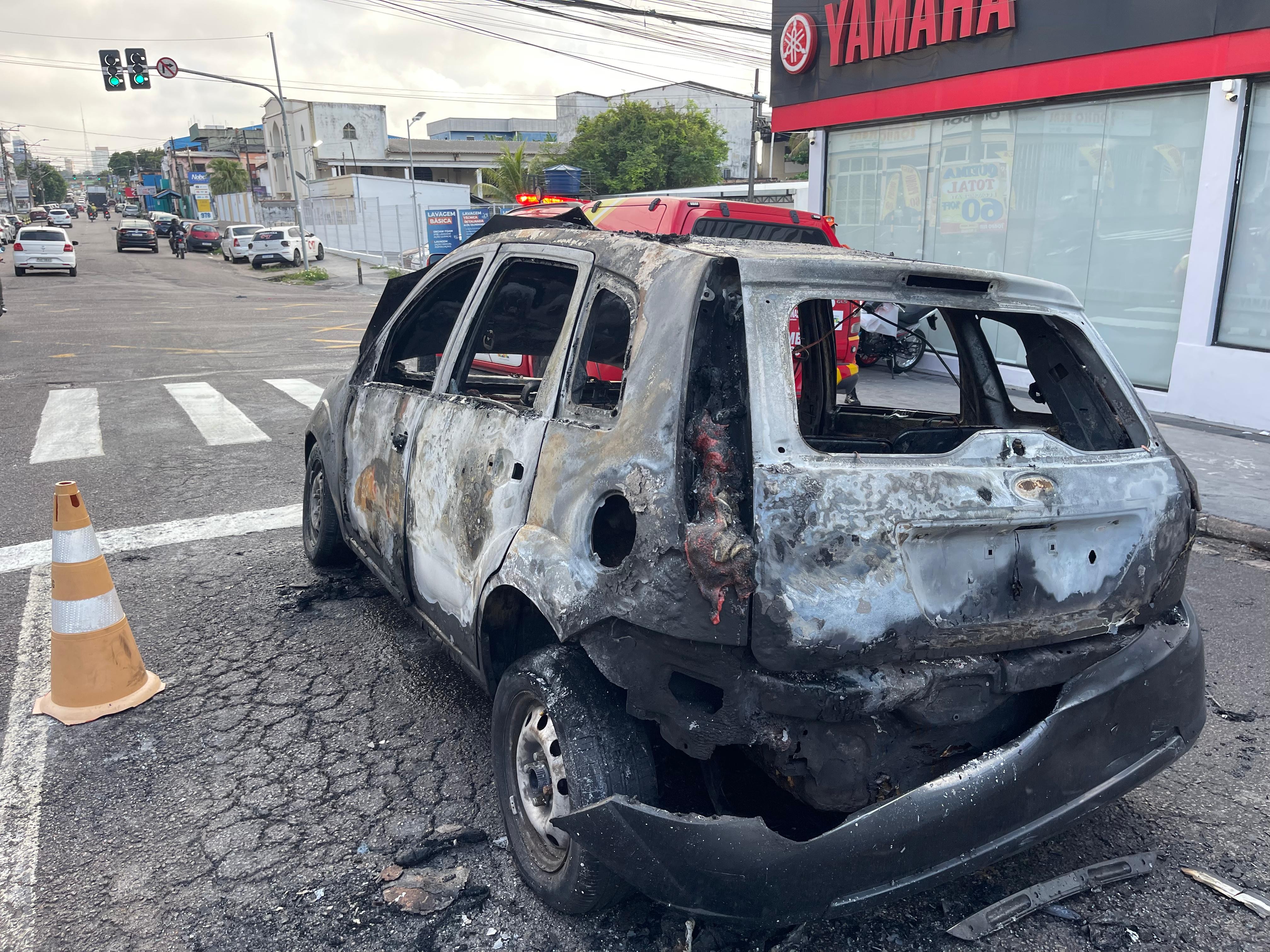 Carro pega fogo e causa congestionamento em avenida na Zona Centro-Sul de Manaus