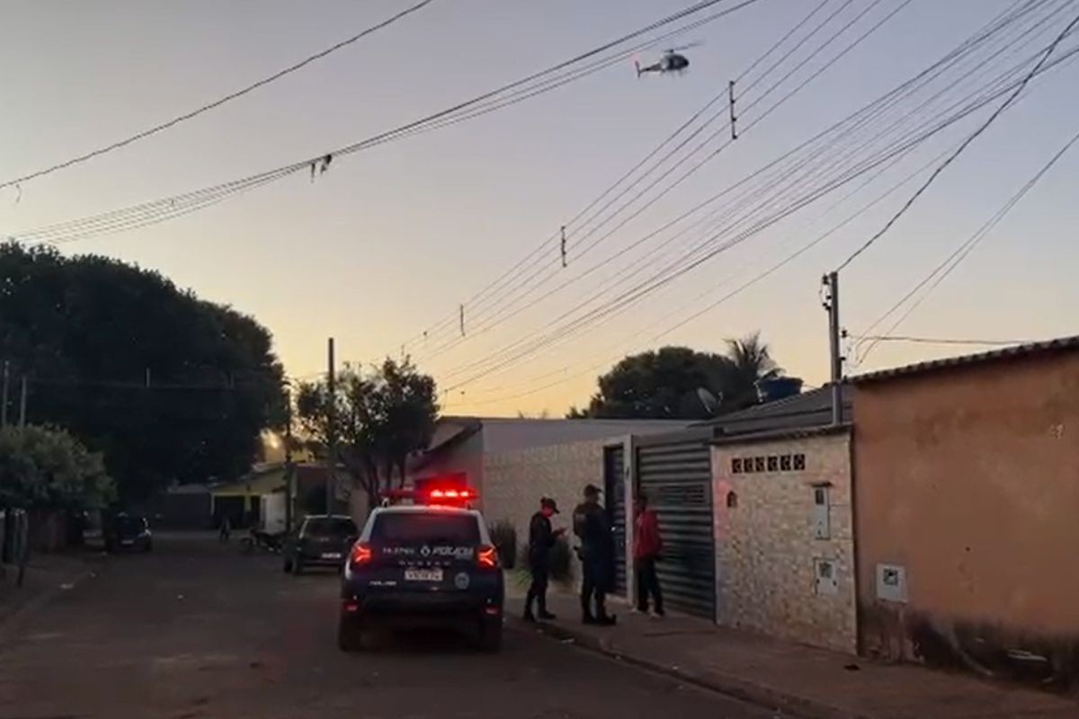 Helicóptero e 30 militares: operação mira tráfico de drogas em bairros de Campo Grande