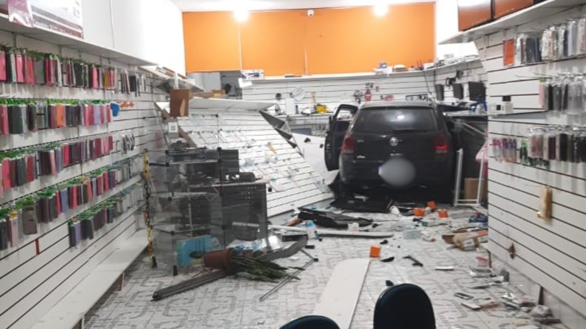 VÍDEO: carro invade loja de celulares e por pouco não atinge funcionários em Jundiaí
