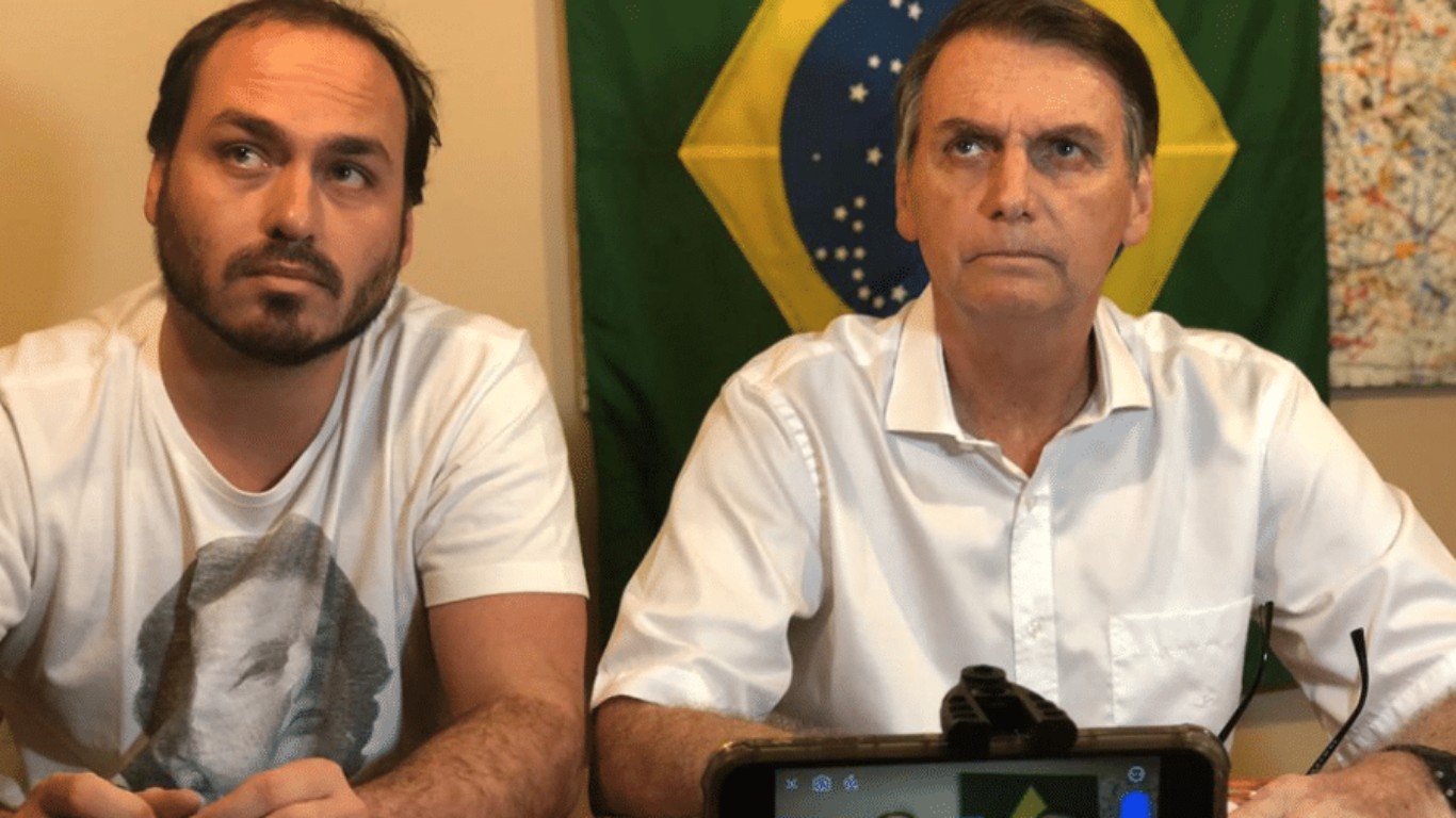 'Desculpa, pai, a gente falhou', diz Carlos Bolsonaro em vídeo após derrota eleitoral do irmão