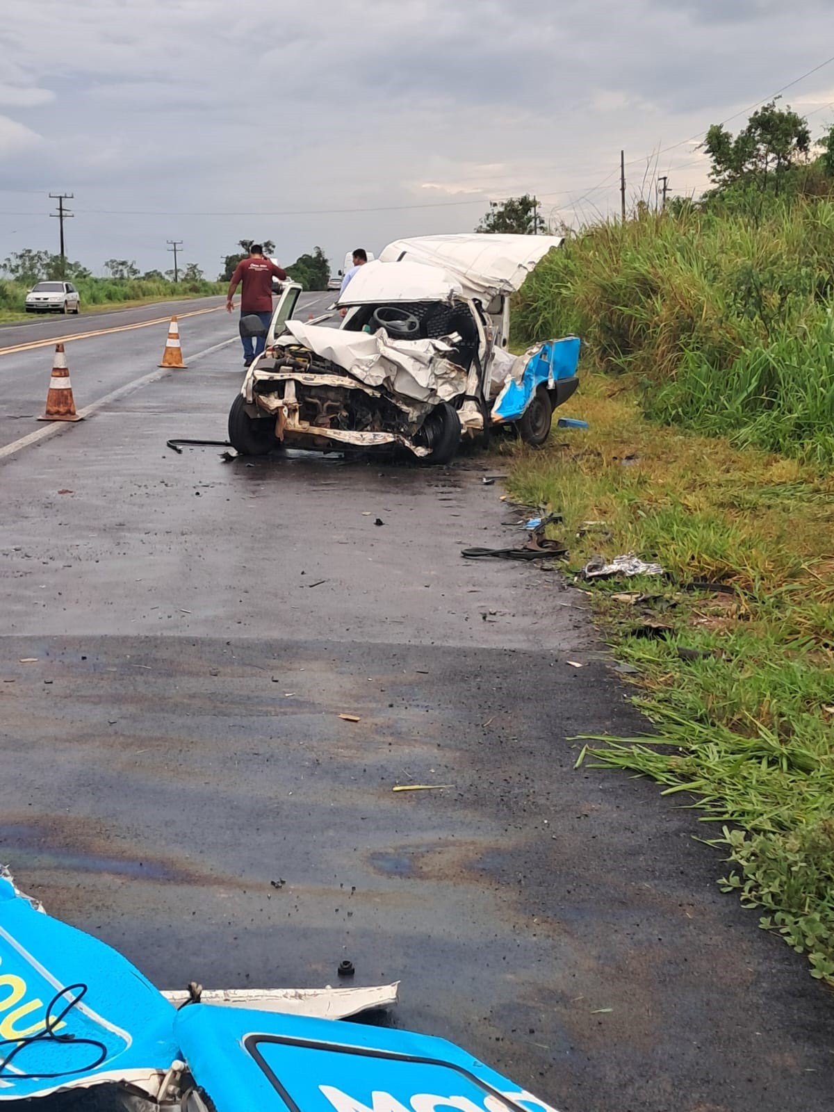 Após envolver-se em colisão com caminhão, veículo utilitário fica destruído na Rodovia Brigadeiro Eduardo Gomes, em Rancharia