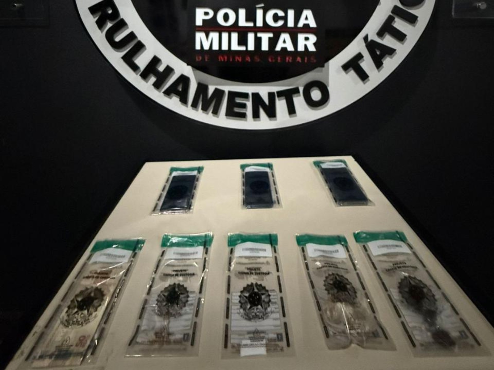 PM encontra drogas escondidas em travesseiro e prende casal por tráfico em Guanhães