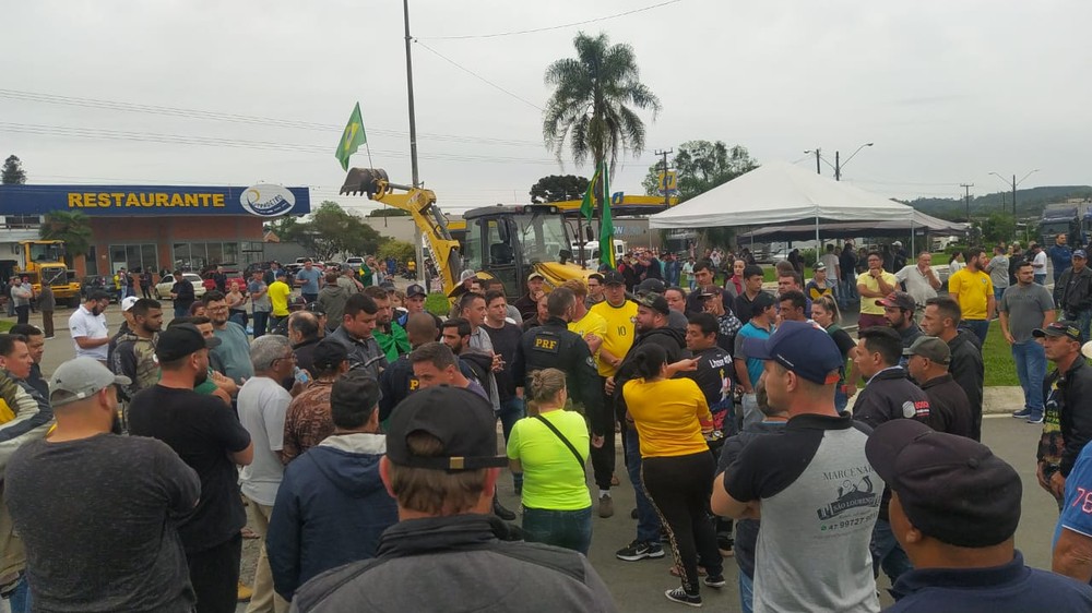 Câmara dos Deputados aprova anistia de multas aplicadas a caminhoneiros durante manifestações de 2022