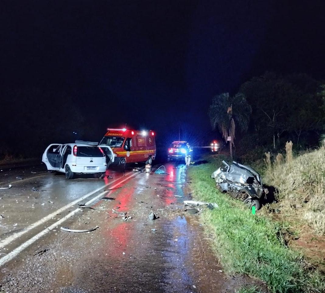 Três pessoas morrem após carros baterem de frente na BR-468, em Três Passos