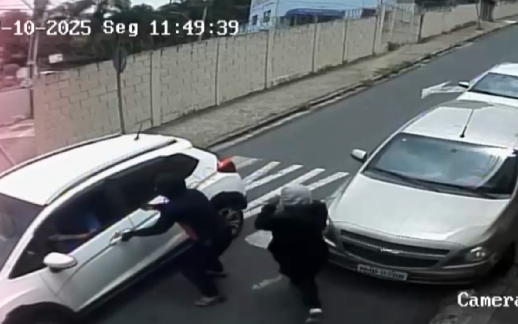 VÍDEO: Homens armados rendem motorista e fogem com carro em Poços de Caldas, MG