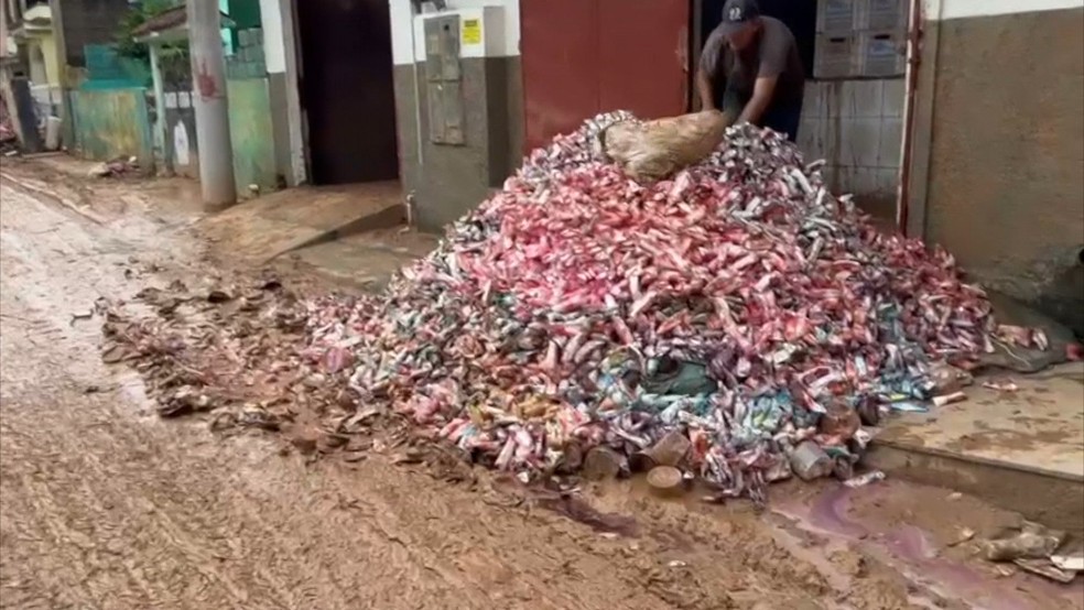 Nivaldo da Silva estima que perdeu 100 mil picolés em sua fábrica em Mimoso do Sul. Espírito Santo. — Foto: TV Gazeta