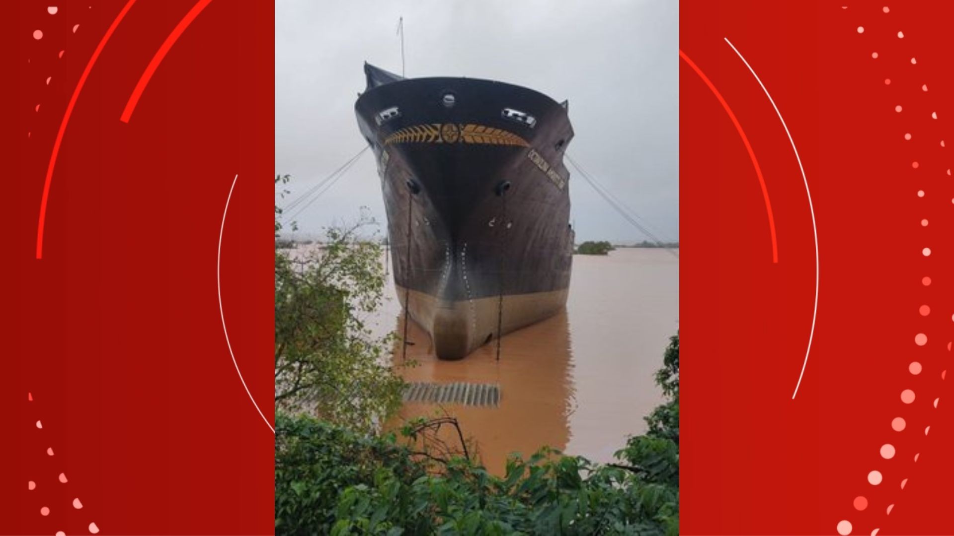 Enchente coloca navio no nível do teto de escritório em estaleiro de Taquari
