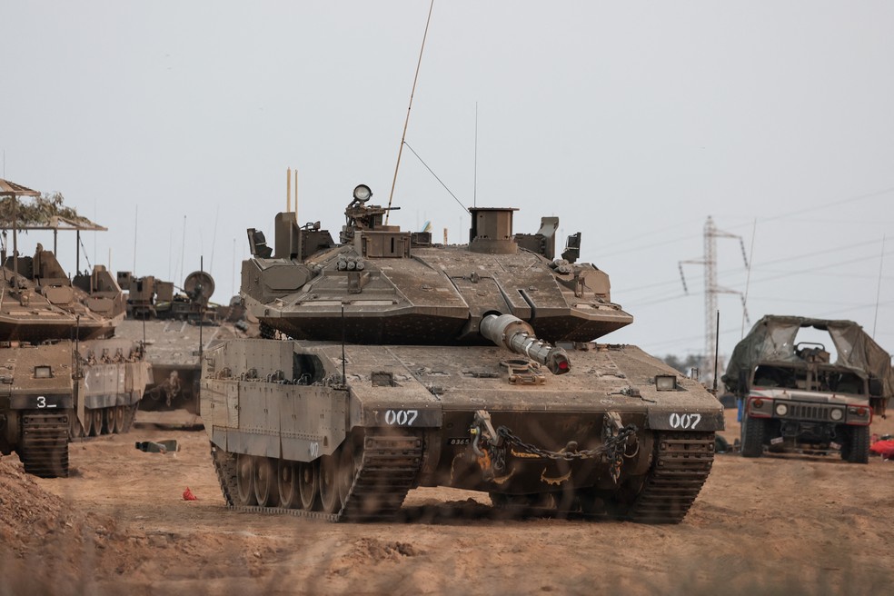 Tanques militares são vistos perto da fronteira de Israel com a Faixa de Gaza, no sul de Israel, em 22 de outubro de 2023. — Foto: REUTERS/Violeta Santos Moura