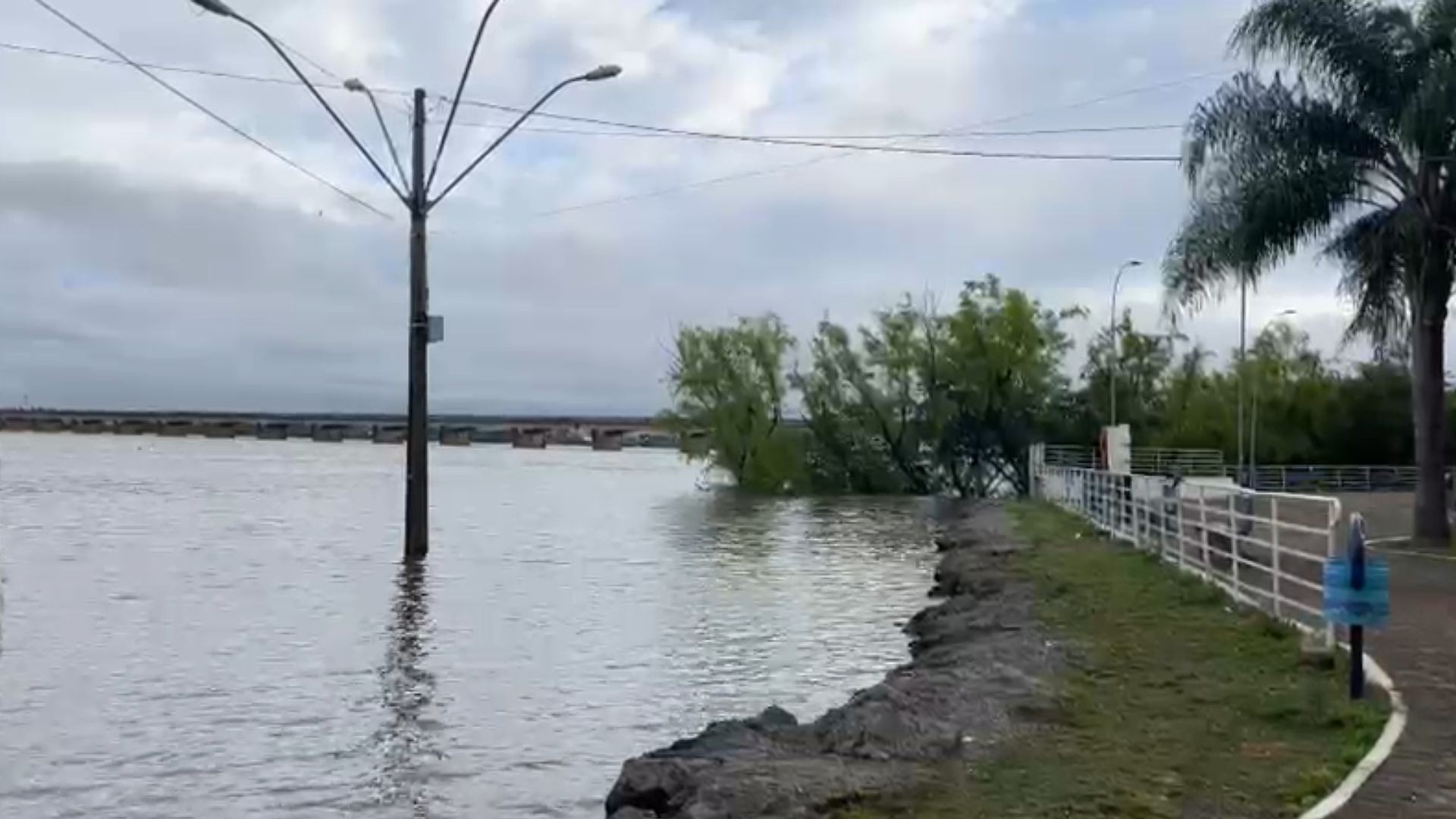Rio Uruguai tem alerta para risco 'muito alto' de inundação; 480 estão fora de casa no RS