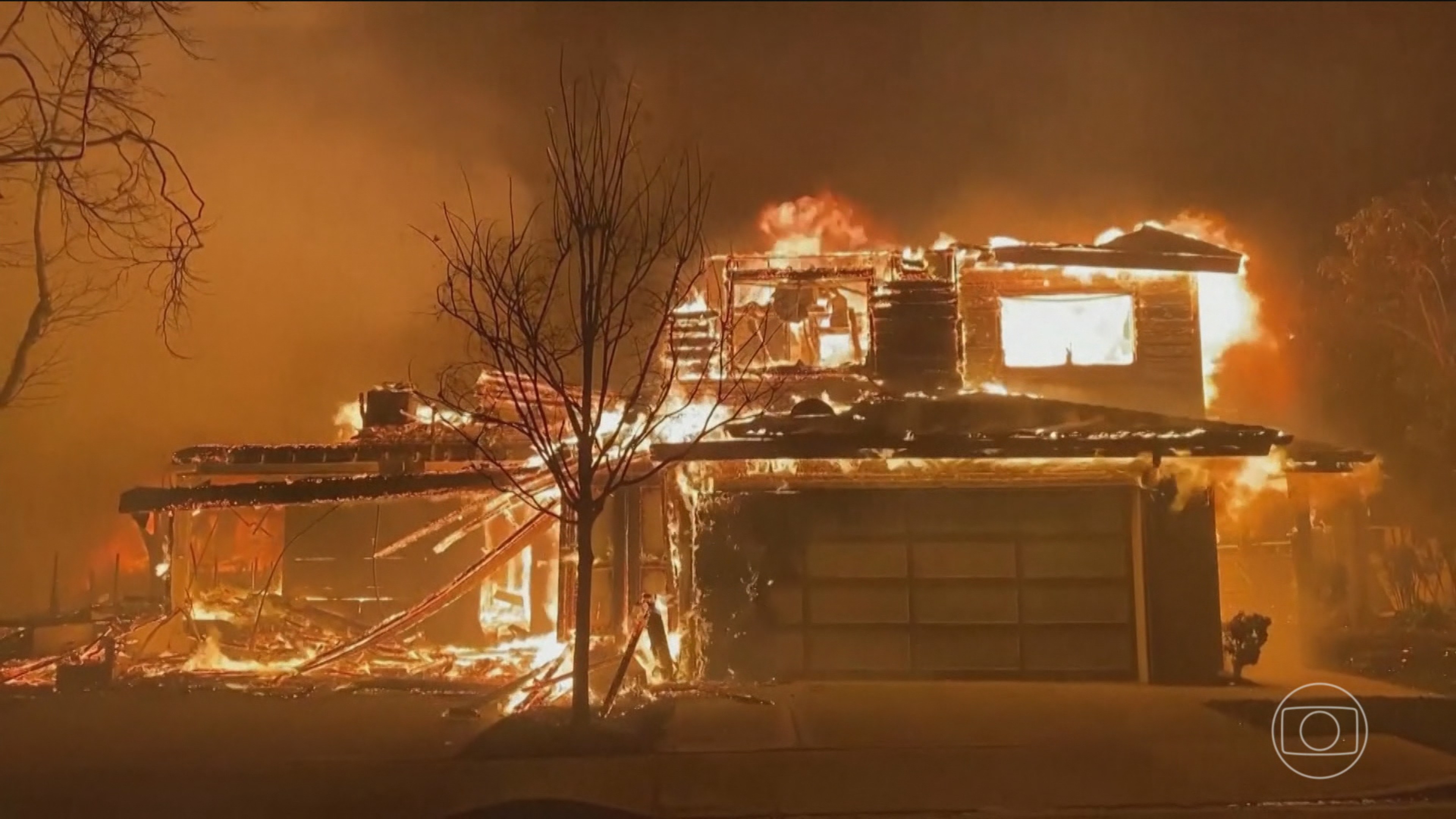 Com ventos de furacão, Los Angeles (EUA) enfrenta pior incêndio da história; milhares de pessoas deixam suas casas