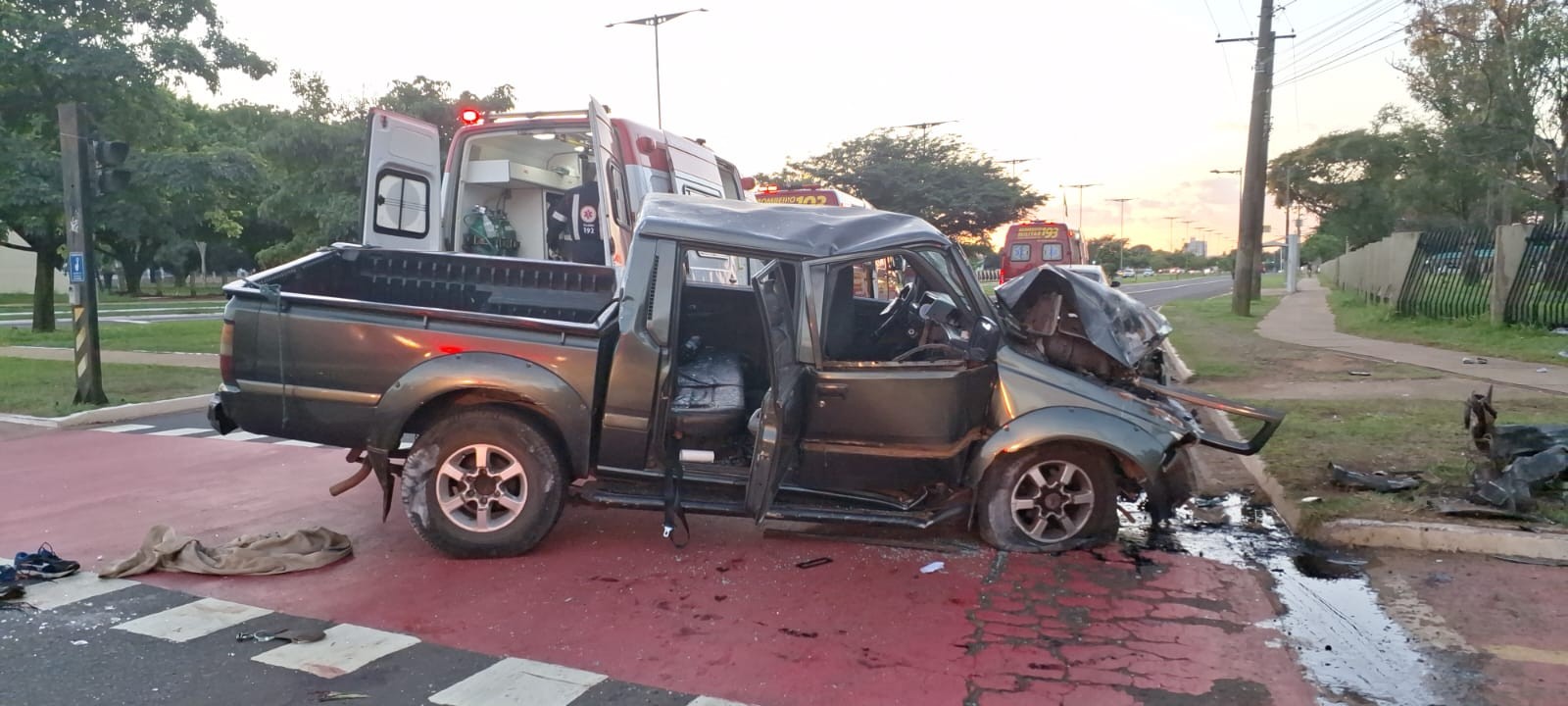Caminhonete com 9 pessoas colide com semáforo e deixa feridos em Campo Grande