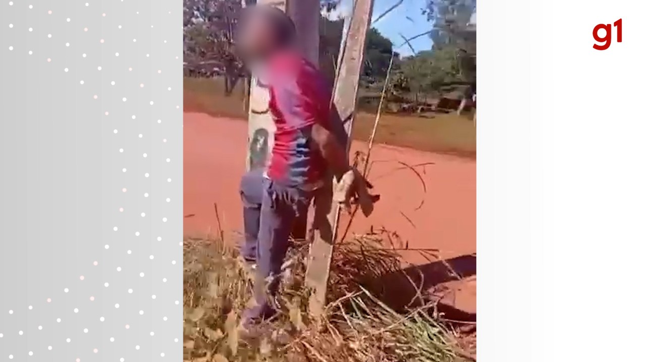 Homem é amarrado com cabos de energia em poste suspeito de invadir casa e tentar furtar fios de energia, diz PM