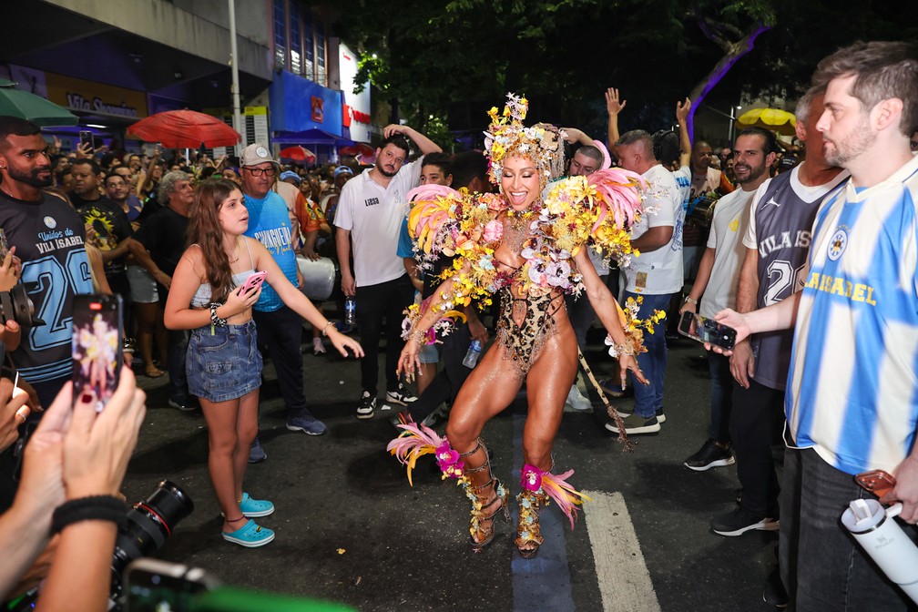 Sabrina Sato no ensaio da Vila &mdash; Foto: Anderson Bord&ecirc;/AgNews