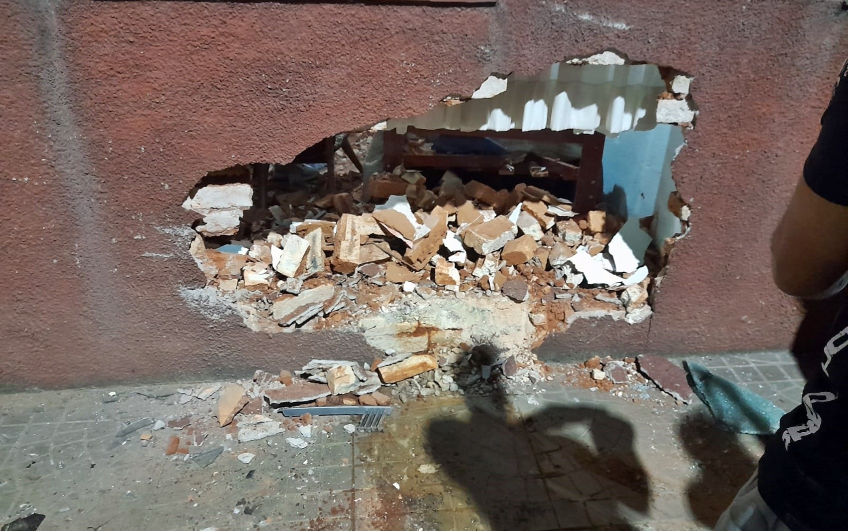 VÍDEO: Carro de aplicativo atinge casa e quebra parede de quarto em Baependi, MG