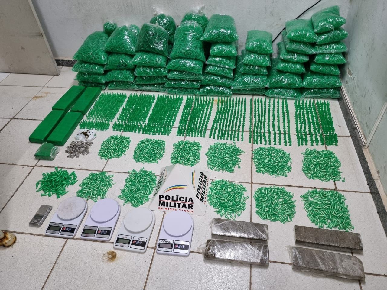 Polícia Militar apreende mais de 3 mil pinos de cocaína durante operação antidrogas em Alfenas, MG