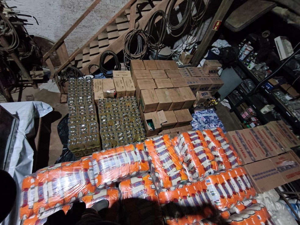 Caminhão estava carregado com diversos alimentos — Foto: Reprodução