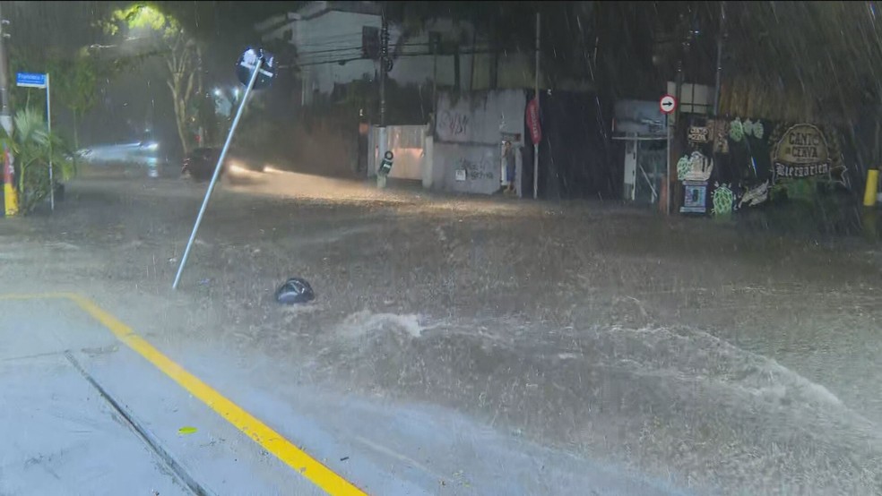 Chuva causa alagamentos em SP nesta quinta-feira (6) — Foto: Reprodução/GloboNews