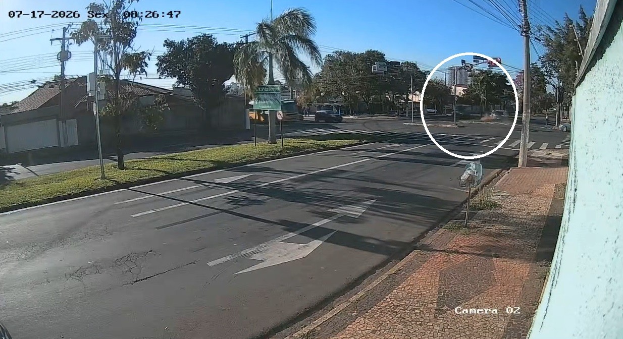 VÍDEO: câmera flagra acidente em cruzamento de avenida em Limeira