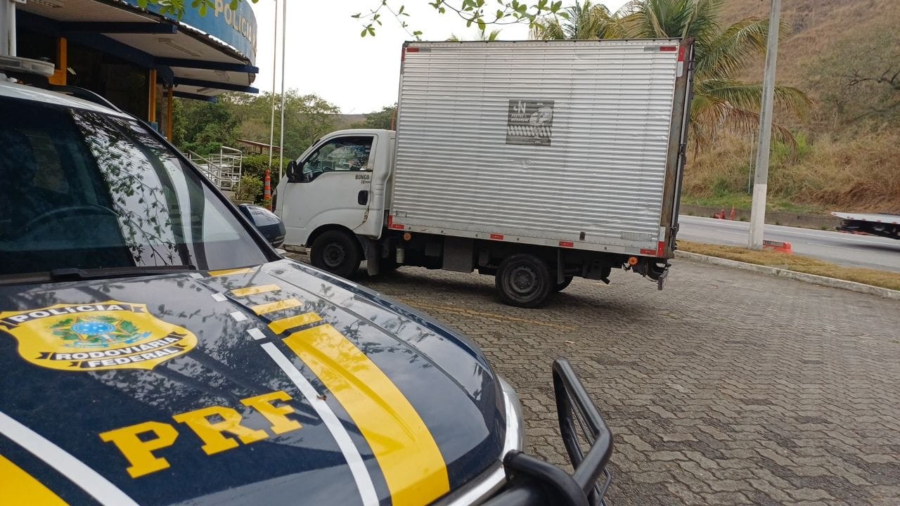 PRF flagra veículo transportando carga perigosa irregular em Barra Mansa