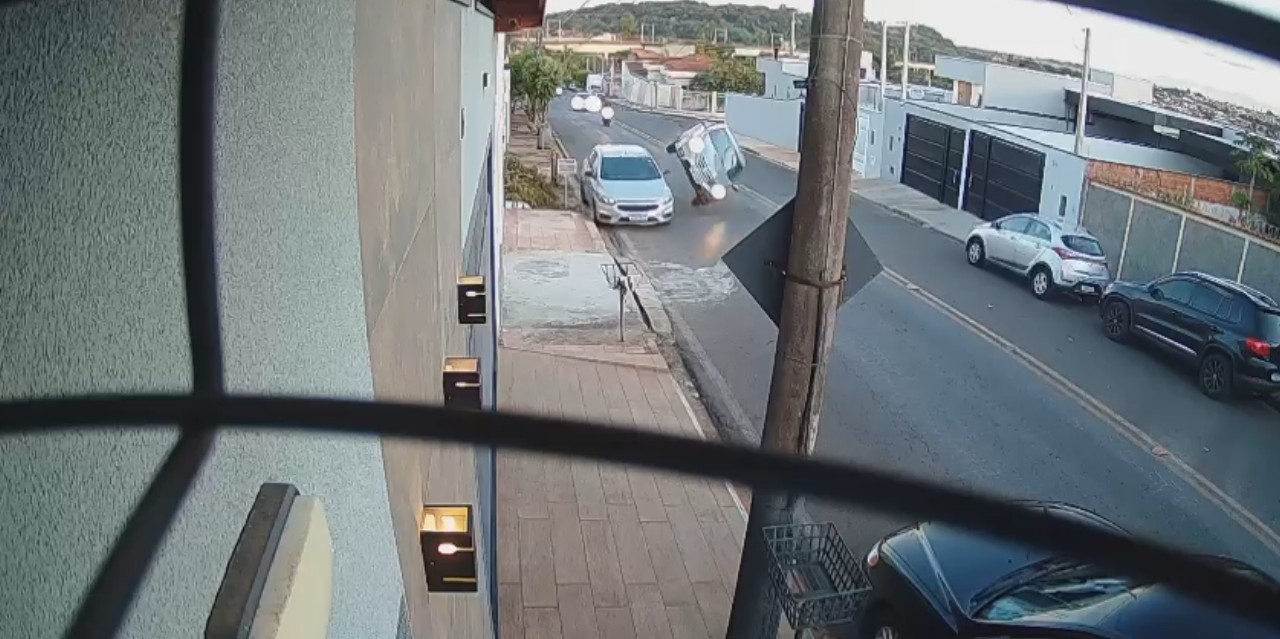 VÍDEO: carro bate em veículo estacionado e capota em Mogi Guaçu