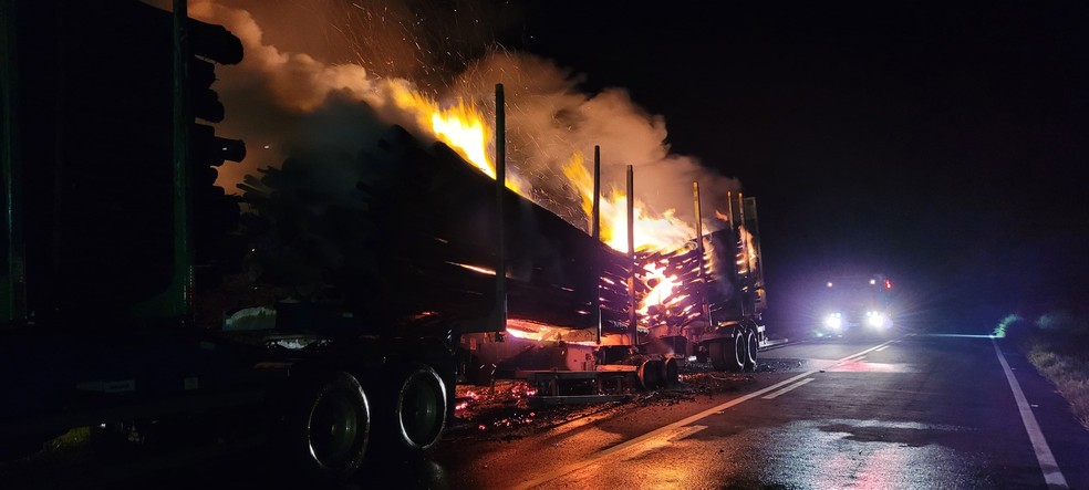 Fogo pode ter começado no sistema de frenagem da carreta. — Foto: Divulgação/Corpo de Bombeiros