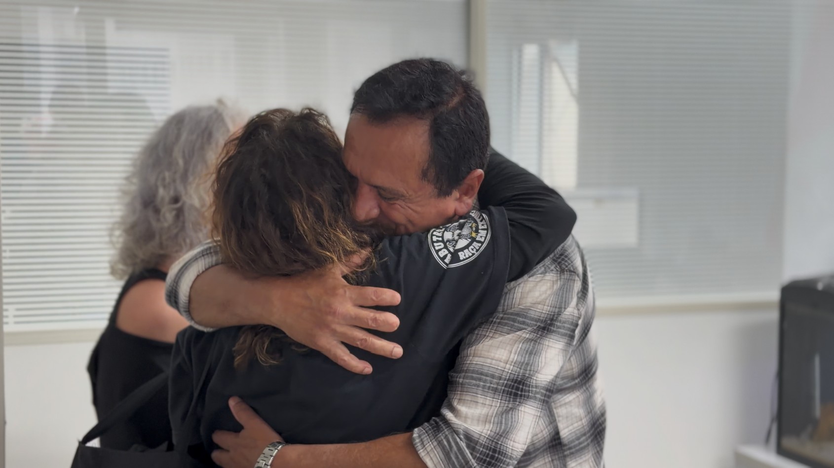 No dia do aniversário de 67 anos, morador de SC reencontra irmãs que não via há mais de 50 anos: 'presente de Deus'; VÍDEO
