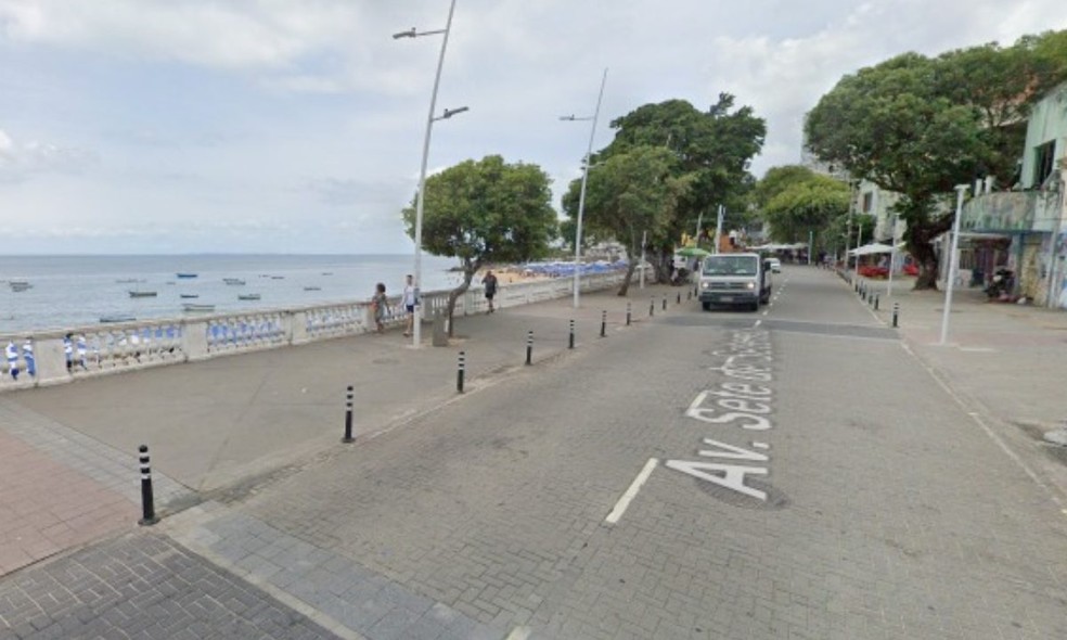 Suspeito é baleado e preso após tentar assaltar policial militar em bairro turístico de Salvador — Foto: Reprodução/Street View