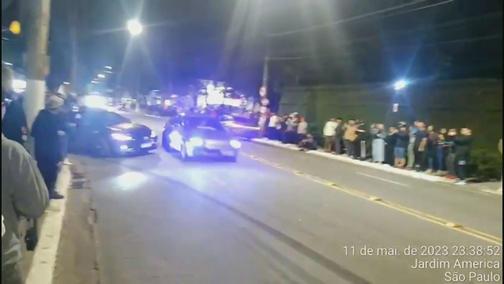 Jovens enchiam as calçadas acompanhando os rachas entre os carros em uma avenida da Zona Sul de SP — Foto: Reprodução/TV Globo