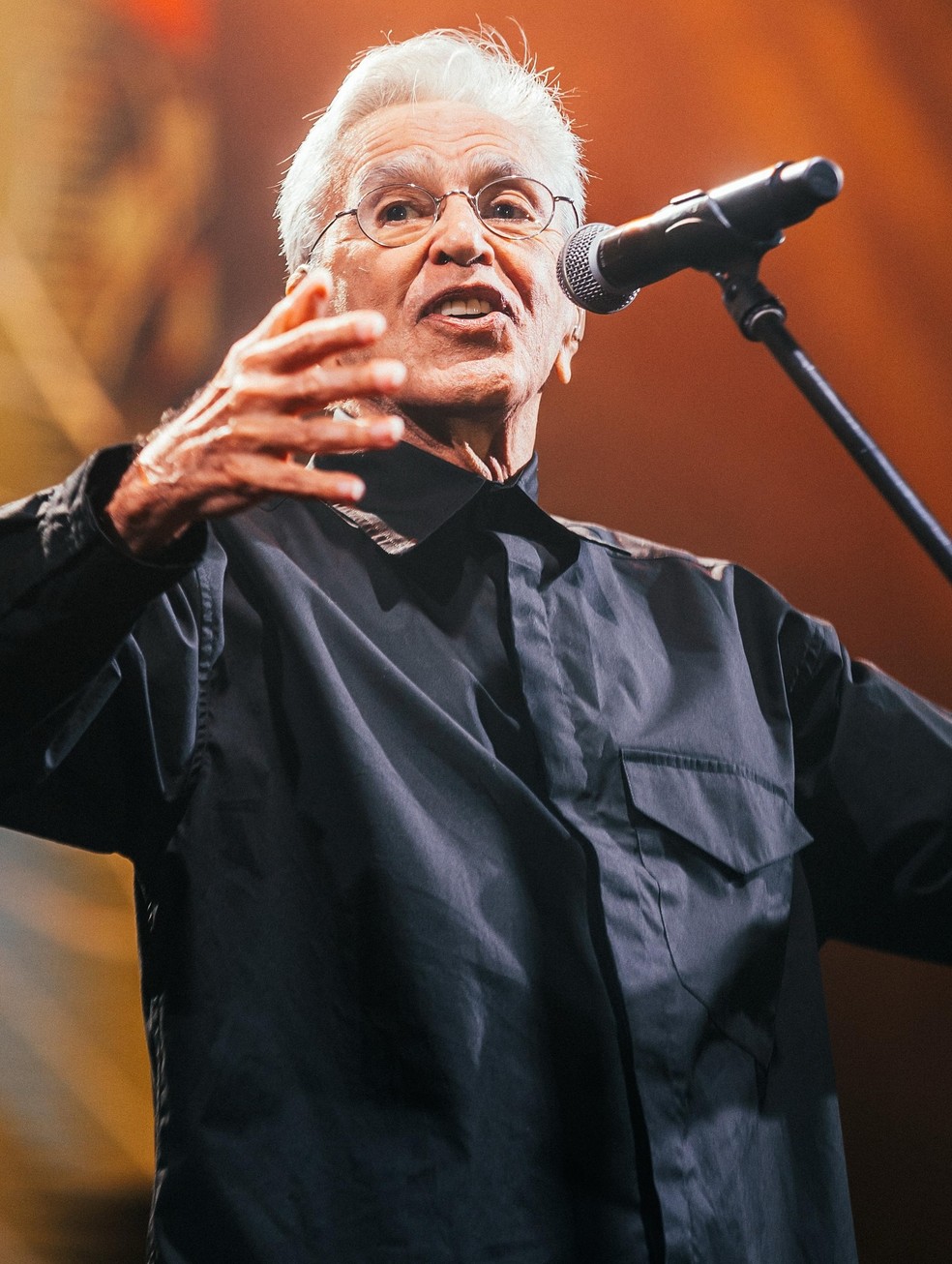 Caetano Veloso canta sucessos como 'Gente' e 'Linha do Equador' no show criado para festivais — Foto: Reprodução / Facebook Festival de Inverno Rio 2025