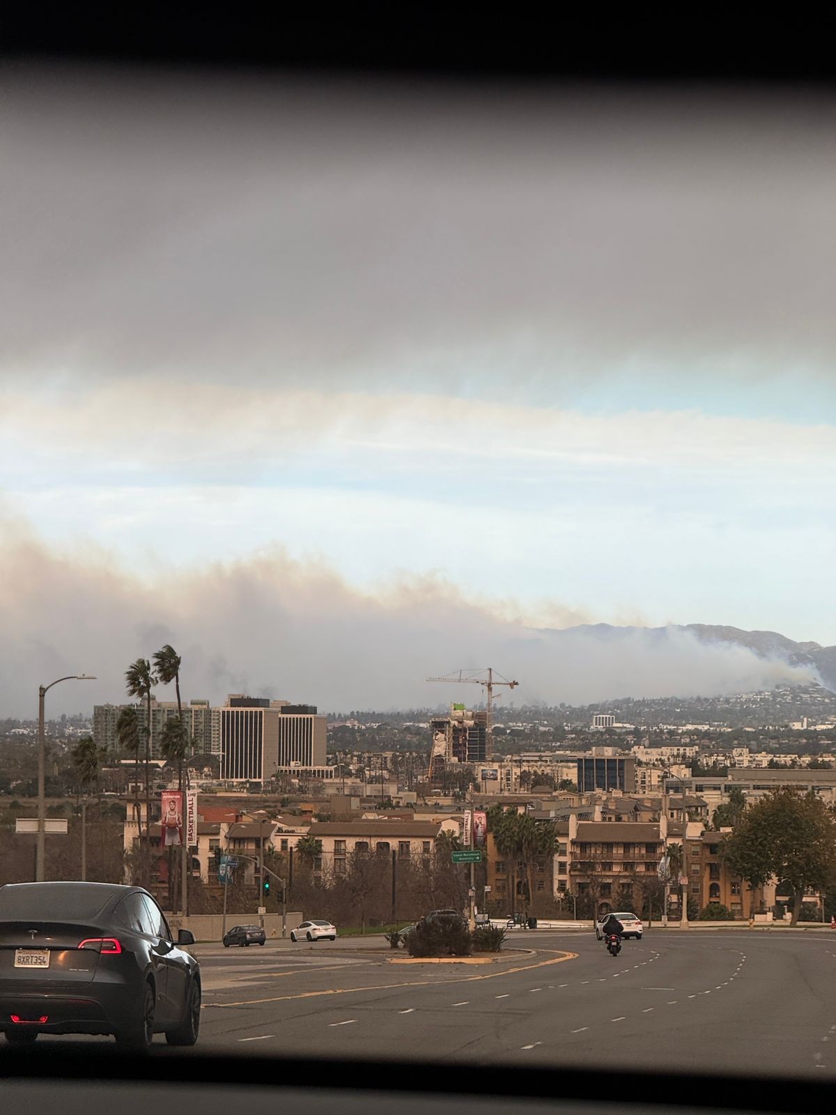 'Não tem ninguém na rua, está meio apocalíptico', diz brasileira ao chegar a Los Angeles em meio a incêndio